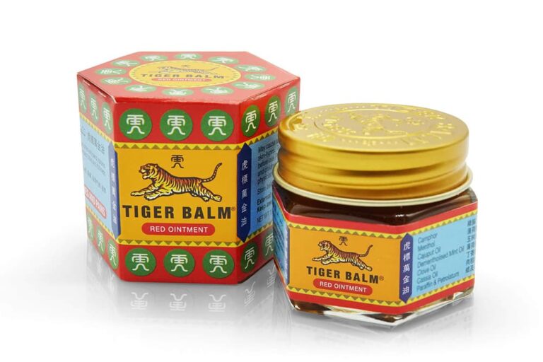 シンガポール発の定番塗り薬、タイガーバームの赤缶と化粧箱のセット