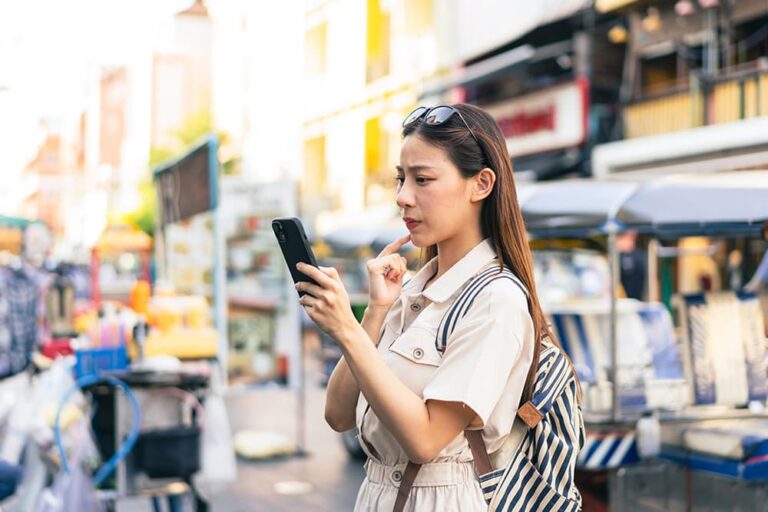 海外旅行先でトリファesimのが繋がらなくて困っている女性旅行者