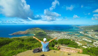 ハワイ・オアフ島のダイヤモンドヘッド展望台から、ホノルルの街並みと青い海を見渡す風景