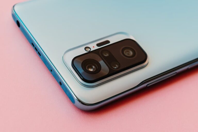 背面カメラを備えたAndroidスマートフォン。AndroidのeSIM対応機種一覧を示すイメージ