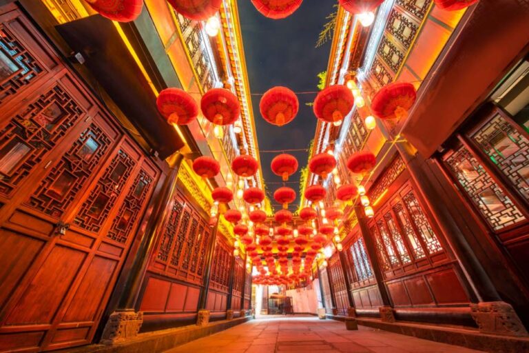 中国・成都の伝統的な街並みに並ぶ赤い提灯の通り