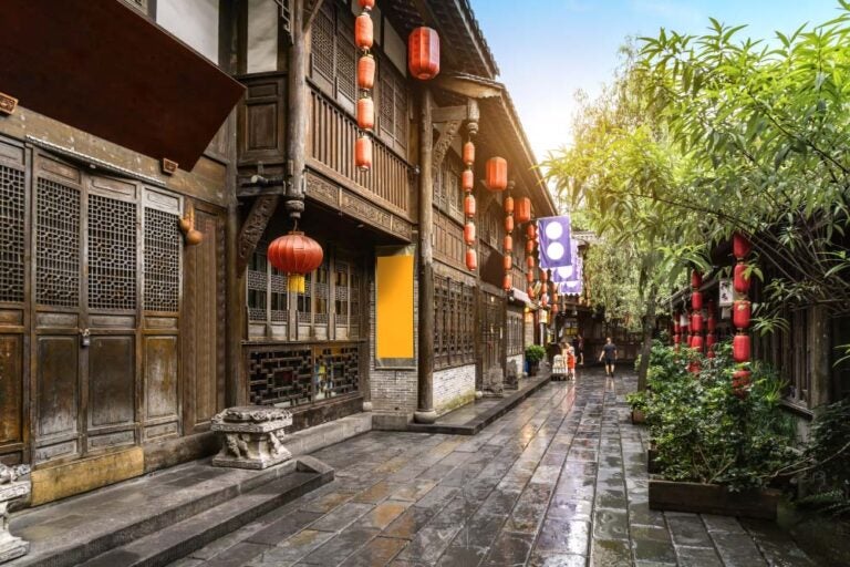 中国・成都の伝統的な建物が並ぶ昼間の路地と赤い提灯