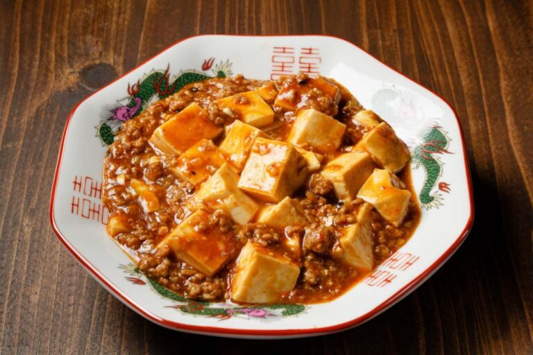 四川料理の定番・麻婆豆腐を盛り付けた皿