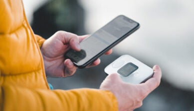 スマートフォンとモバイルWi-Fiルーターを使ってインターネットに接続している様子