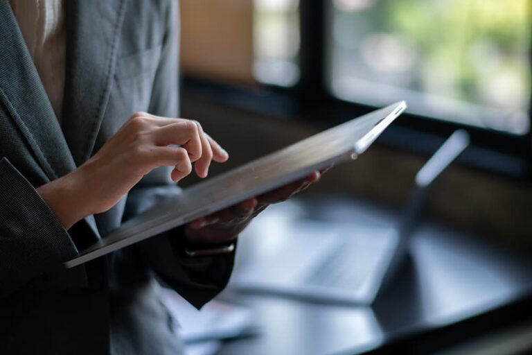 タブレットを操作する人の様子。iPadなどのeSIM対応機種を確認する場面