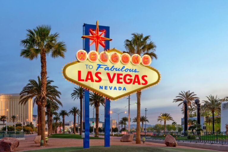 夕暮れ時のラスベガスを象徴する「Welcome to Fabulous Las Vegas」のネオンサイン。