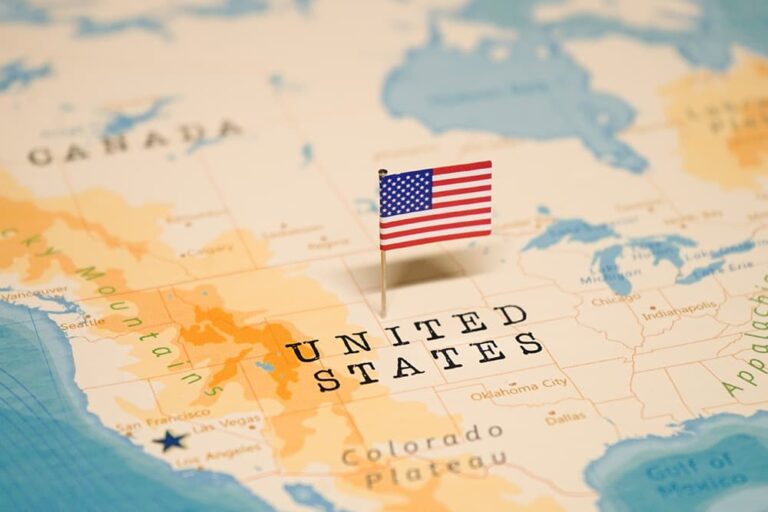 アメリカの地図に国旗のピンが刺さった画像。州ごとに治安の差があることを示すイメージ。