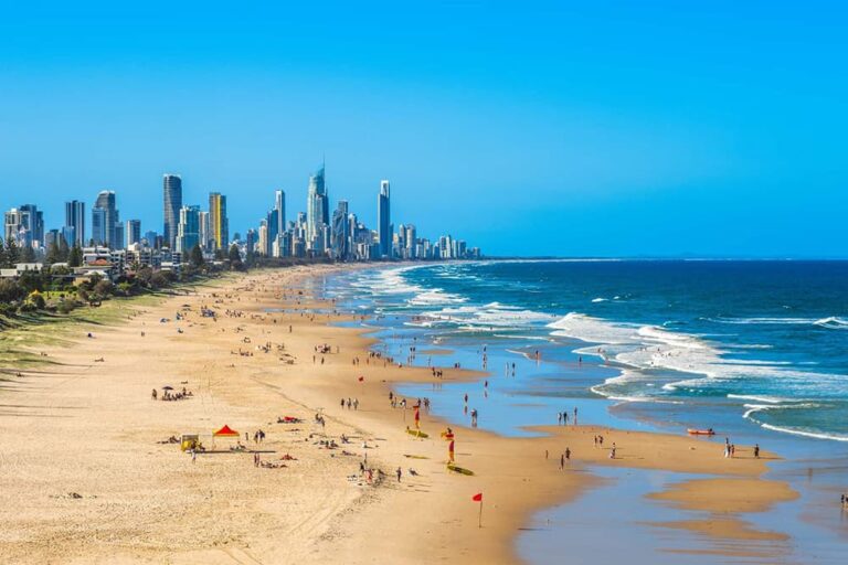 ブリスベン近郊のゴールドコーストで海水浴客が賑わうビーチと高層ビル群の全景