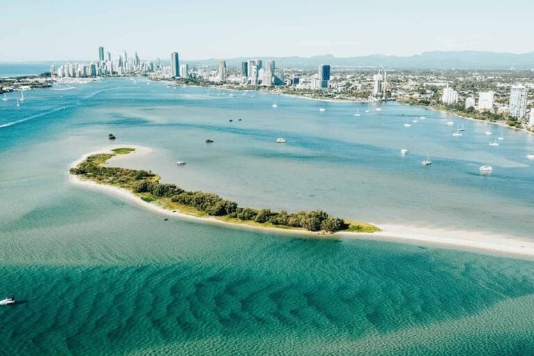 ゴールドコーストのブロードウォーターに浮かぶ小島とヨット群を上空から捉えた全景