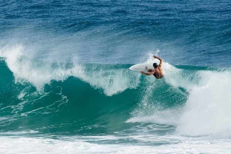  ゴールドコーストのエメラルドグリーンの大波でサーフィンを楽しむサーファー