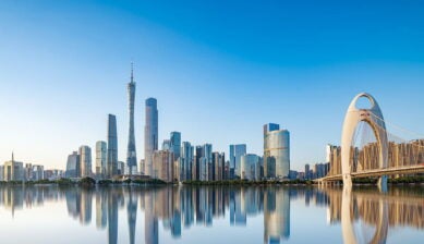 広州タワーと猟徳大橋が水面に映り込む広州の近代的なスカイライン