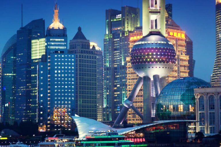 ライトアップされた東方明珠塔と浦東の高層ビル群が輝く上海の夜景