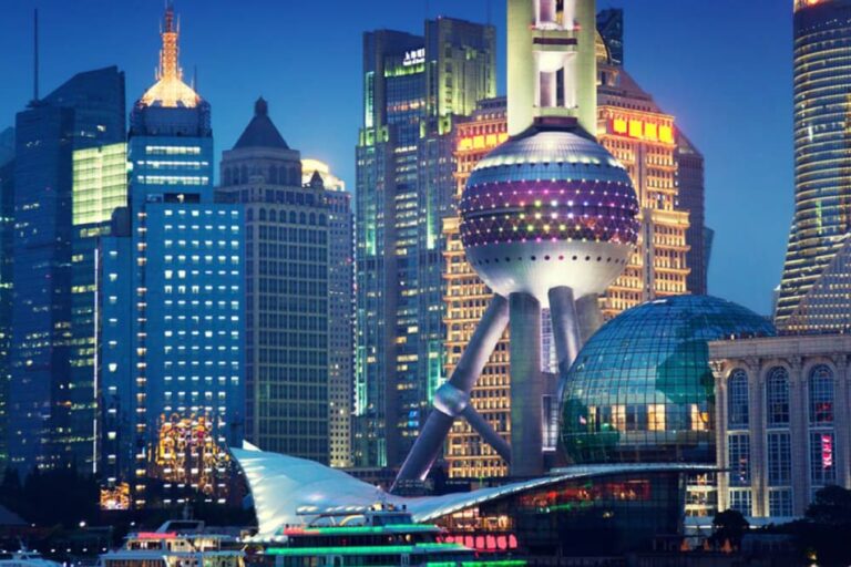 トワイライトに輝く上海・浦東の夜景。東方明珠塔のライトアップと高層ビルの灯りが近未来的な街並みを映し出す