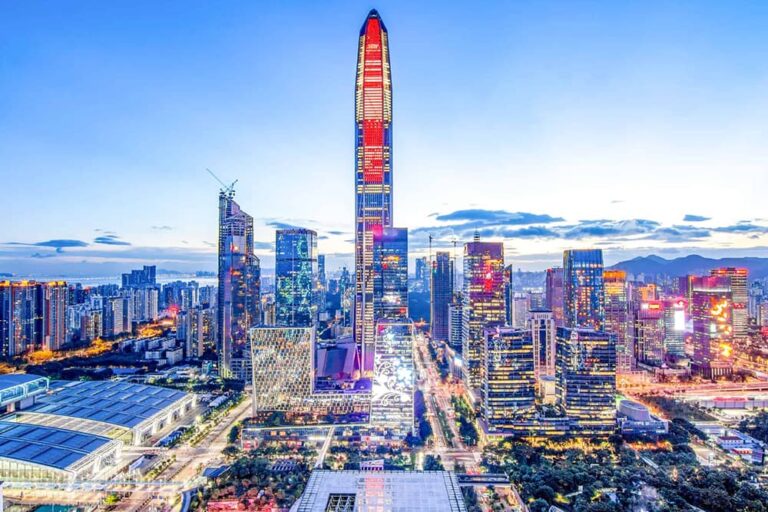 赤くライトアップされた平安国際金融中心を中心に広がる深圳の都心部の夕景