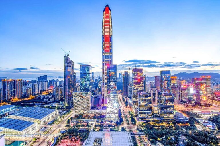 夕暮れ時の深圳・福田エリアで赤く輝く平安国際金融中心と周囲のビル群の俯瞰夜景