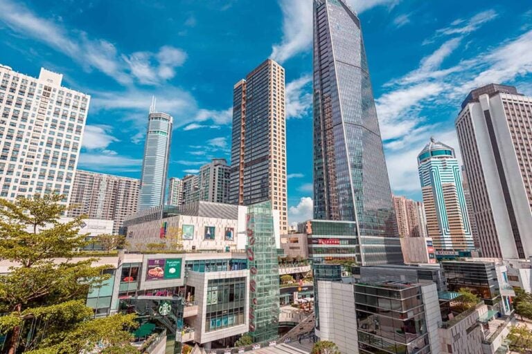 青空の下に広がる深圳・羅湖エリアの商業ビル群とショッピングモール