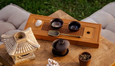 木製の茶盤に蓋碗や茶杯、茶葉を並べた中国伝統の茶器セット。お土産にも人気の工芸品
