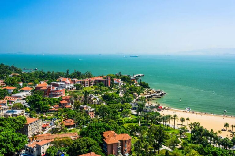  厦門・コロンス島のオレンジ屋根の洋館群とエメラルドグリーンの海を見渡す高台からの眺め