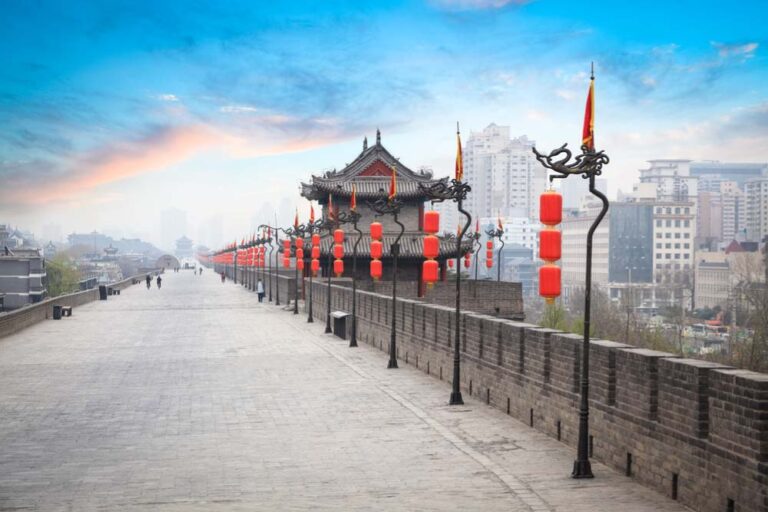 西安旧市街の城壁と赤い提灯が並ぶ風景。伝統的な建築と都市景観が融合した、西安中心部の雰囲気を伝える写真