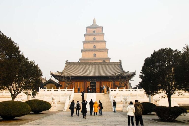 西安の定番観光スポット、大雁塔（慈恩寺）を訪れる旅行者たち。仏教文化や歴史を感じるモデルコースに組み込まれる名所