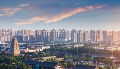 西安の都市風景と大雁塔の眺め。歴史ある文化遺産と近代都市が融合する西安の魅力を伝える一枚