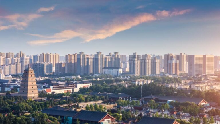 西安の都市風景と大雁塔の眺め。歴史ある文化遺産と近代都市が融合する西安の魅力を伝える一枚