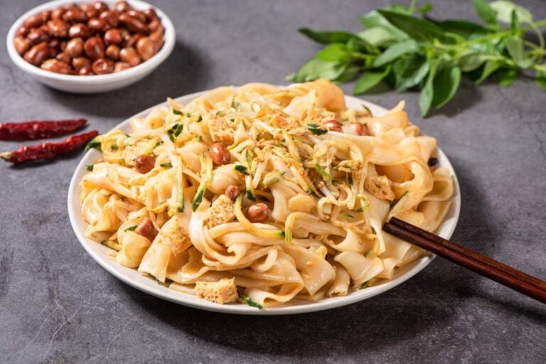 西安名物の凉皮（リャンピー）にピーナッツともやしをのせた冷製麺料理