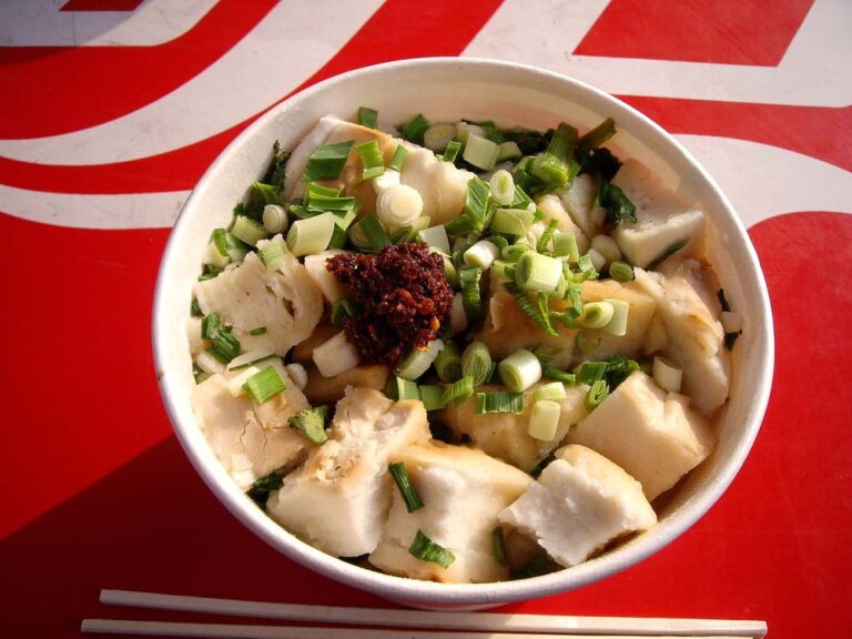 西安名物の羊肉泡馍（パオモー）に刻みネギと辣油をのせた料理