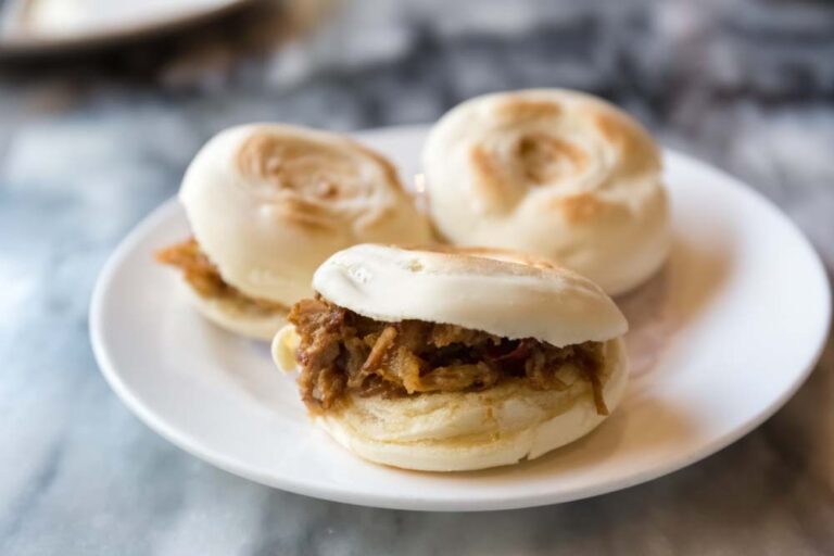 西安名物のローカルグルメ「肉夹馍（ロウジャーモ）」のアップ写真。香ばしいパンに挟まれた豚肉の煮込みが特徴のB級グルメ