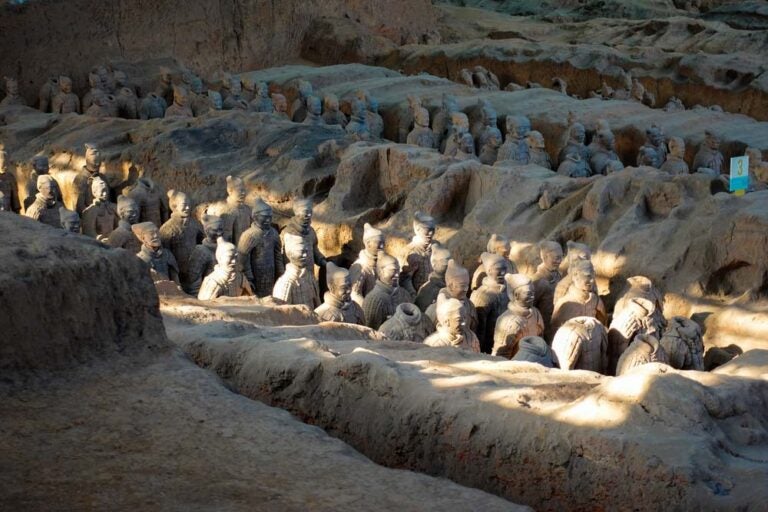 西安の人気観光スポット、兵馬俑（テラコッタ・アーミー）の展示エリア。秦の始皇帝の墓を守る歴史的遺産として知られる世界遺産