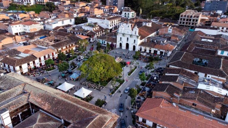 コロンビアのコロニアルな町の中央広場と教会を上空から捉えた俯瞰写真