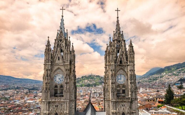 エクアドルの首都キトにあるバシリカ教会のゴシック様式の双塔と街並みを望む景観