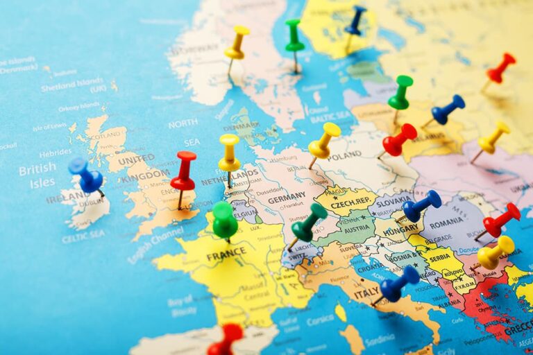 カラフルなピンで各国の治安情報をマークしたヨーロッパの地図