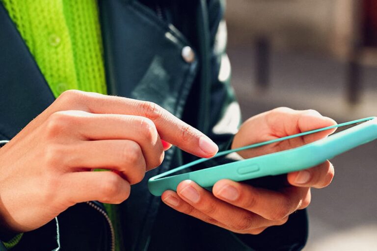 ヨーロッパ旅行中に盗難被害へ緊急対応するため、屋外でスマートフォンを操作する旅行者の手元