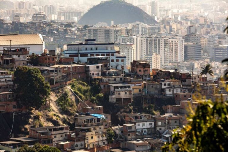 リオデジャネイロのファベーラ(貧民街)と背後に広がる高層ビル群。南米の治安問題の背景にある経済格差を象徴する風景