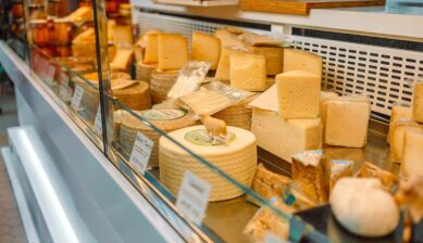 フランスのチーズ専門店のショーケースにさまざまな種類のチーズが並んでいる様子