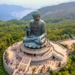 ランタオ島の天壇大仏と緑豊かな山々を上空から望む風景