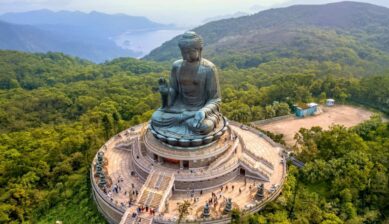 ランタオ島の天壇大仏と緑豊かな山々を上空から望む風景