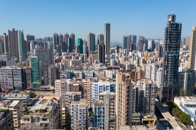 密集するビルやマンションが広がる香港・旺角(モンコック)の街並み