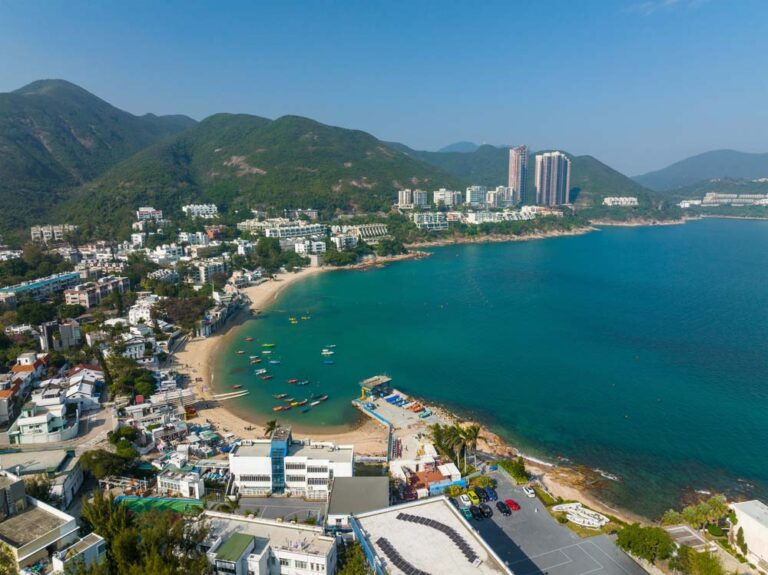 上空から見た香港・スタンレーのビーチと緑豊かな海岸線の街並み