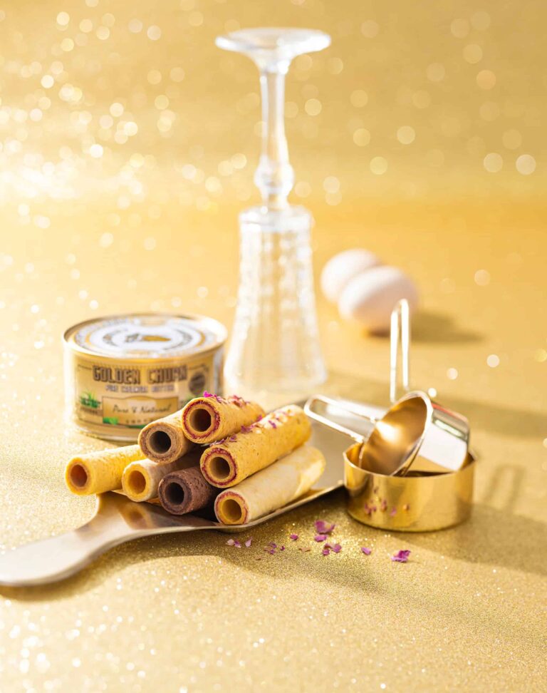 香港土産として注目を集める高級ブランド「The Roll」のエッグロール。5つ星ホテルも認める品質と、無添加で洗練された素材の良さが伝わるエレガントな商品写真。