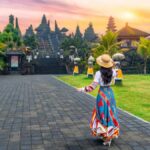 夕暮れのバリ島ブサキ寺院へ向かう女性旅行者の後ろ姿