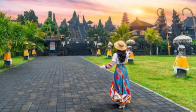 夕暮れのバリ島ブサキ寺院へ向かう女性旅行者の後ろ姿