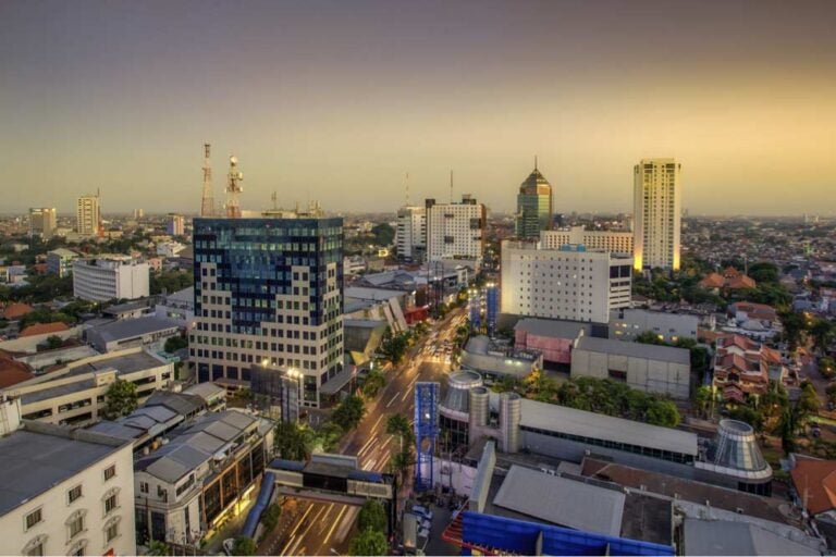 夕暮れ時のスラバヤ市街地とビル群や大通りの夜景