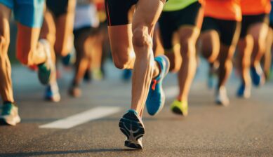 ロンドンマラソンに参加するランナーたちが道路を力強く走るイメージ