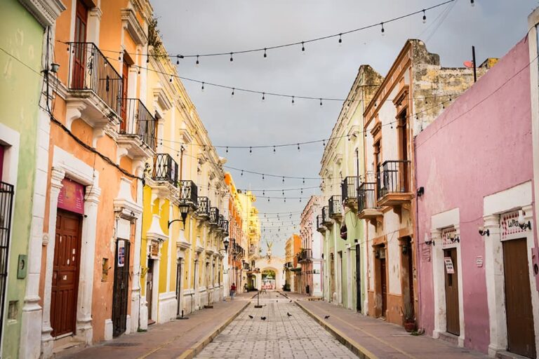 人通りの少ないメキシコのカラフルなコロニアル様式の街並み