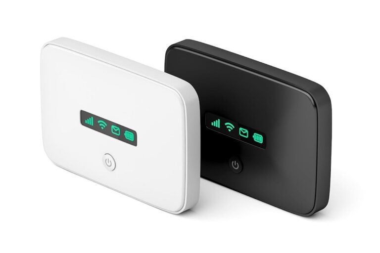 白と黒の2台のモバイルWi-Fiルーターを並べたイメージ写真