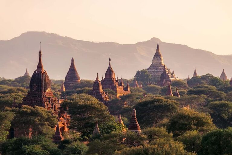 ミャンマー・バガンの平原に広がる無数の仏塔と山並みの夕景イメージ