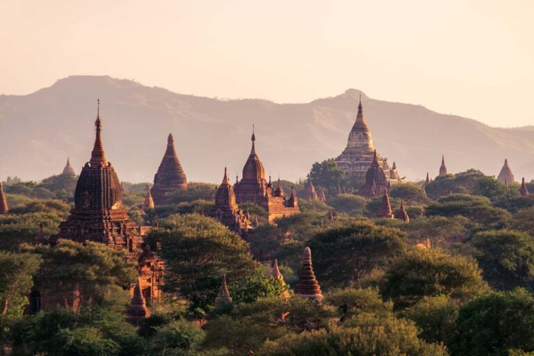 ミャンマー・バガンの平原に広がる無数の仏塔と山並みの夕景イメージ