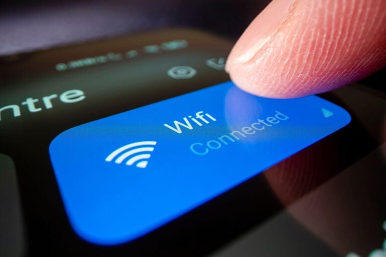 スマートフォンの画面でWiFi接続完了を確認する指のイメージ